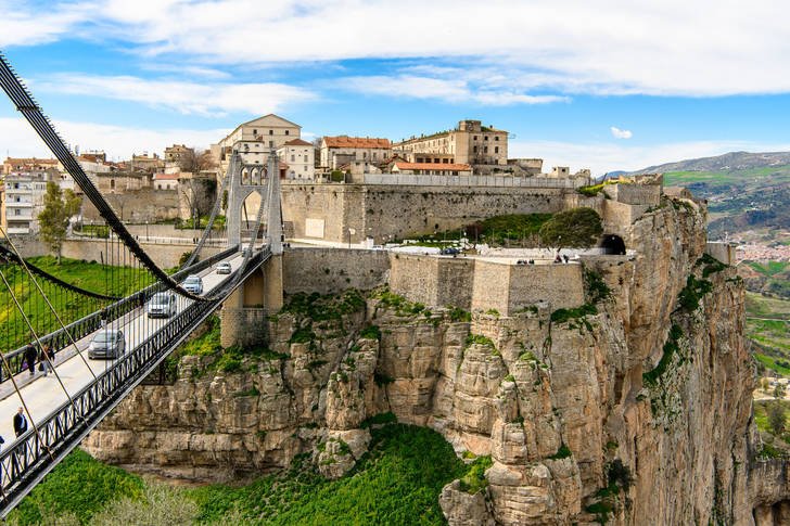 Sidi M'Cid suspension bridge leading to the clifftop old town of Constantine