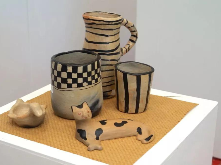 pottery sejnane as souvenir